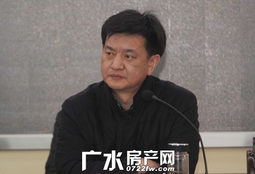 市住建局局长夏宇飞作工作报告,市住建局党委书记胡文江主持会议.